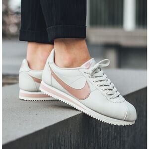 Nike Women's Sneakers in White and Pink